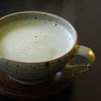 Foto af grøn te med mælk
