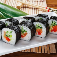 Foto af sushi og ruller