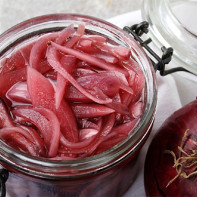 Photo of a pickled red onion 4