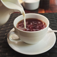 Fotos von schwarzem Tee mit Milch
