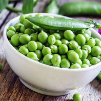 What are green peas good for women