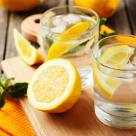תמונה של מים עם לימון