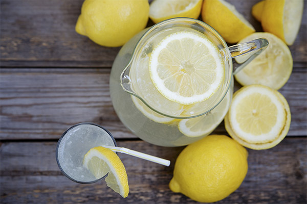 空腹時のレモン水の効能と害について