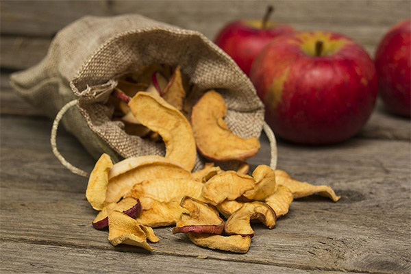 Hvordan og hvor man opbevarer tørrede æbler