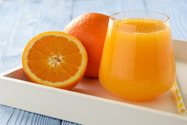Wie man Orangensaft richtig trinkt