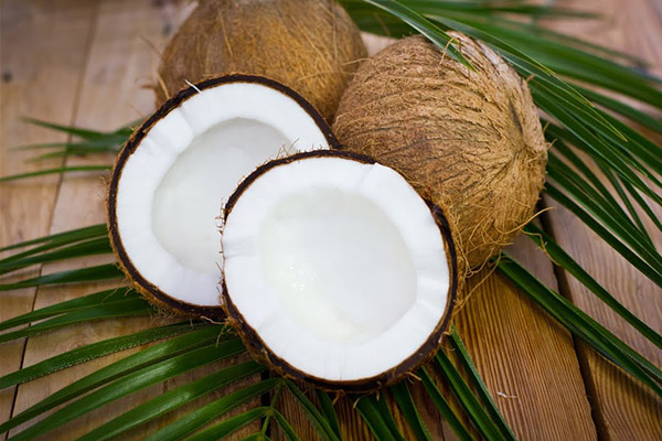 Wie kauft man eine reife Kokosnuss in einem Geschäft?
