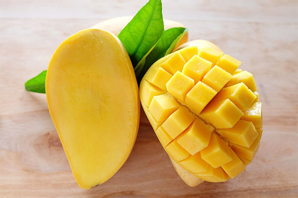 How to choose a ripe mango in a store