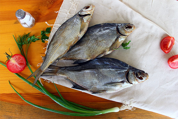Výhody a škody sušených a sušených ryb