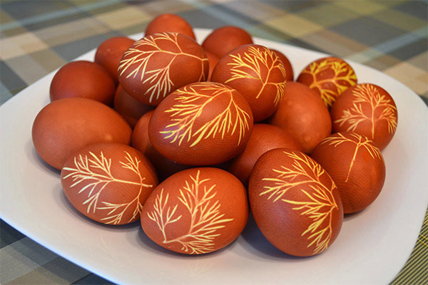 Comment teindre des œufs dans des cosses d'oignon