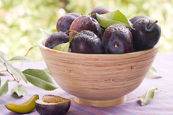 How to Eat Plums Properly