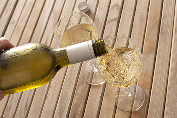 How to drink white wine correctly