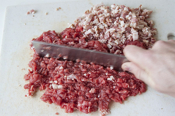 肉挽き器なしで肉をミンチにする方法