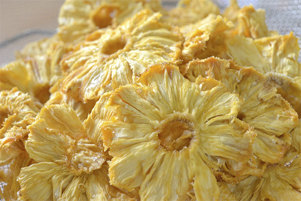 Dried and dried pineapple