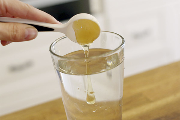 De l'eau avec du miel sur un estomac vide