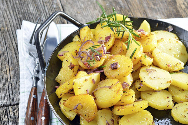 Wie man gekochte Kartoffeln brät