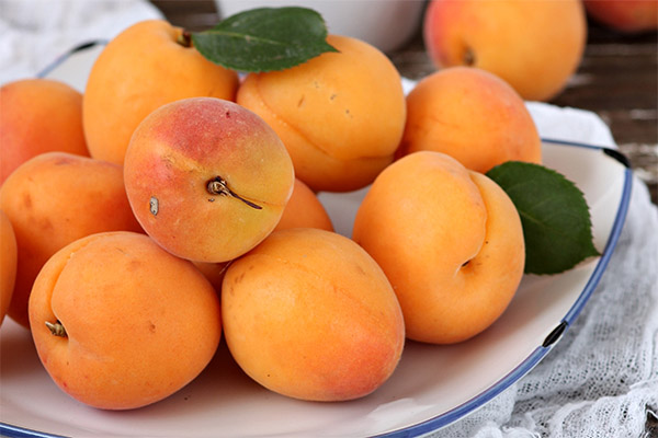 How to eat apricots correctly