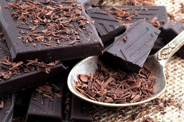 Wie man dunkle Schokolade richtig isst