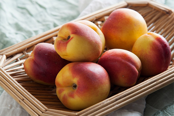 How to Choose and Store Nectarines