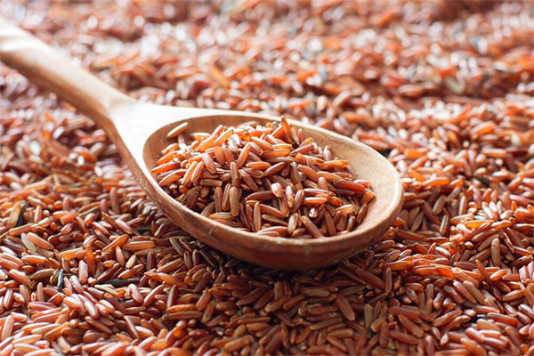 A vörös rizs egészségügyi és jóléti előnyei