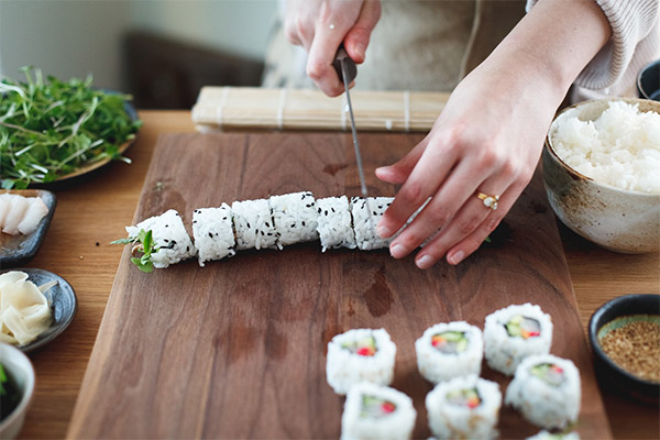 Wie man Sushi und Rollen zubereitet