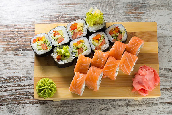 Er det muligt at spise sushi og ruller, mens man taber sig