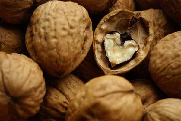 The benefits and harms of walnut husks