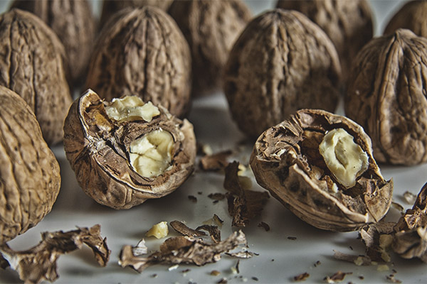 Preparing and preserving the walnut pods