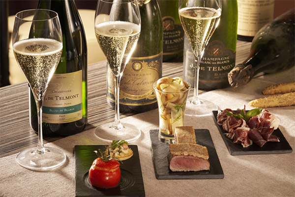 What to drink and snack with champagne