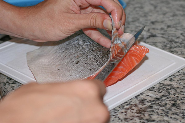 How to clean salmon