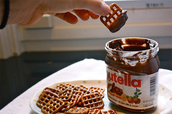 Hvad spiser man Nutella sammen med?