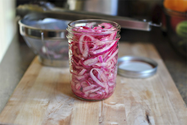 How to marinate red onions for winter