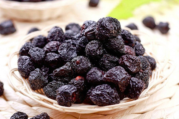 What is the usefulness of dried black chokeberry