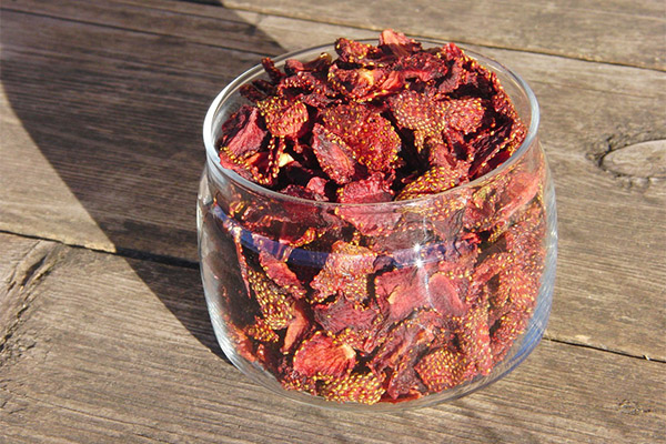 How to properly store dried strawberries