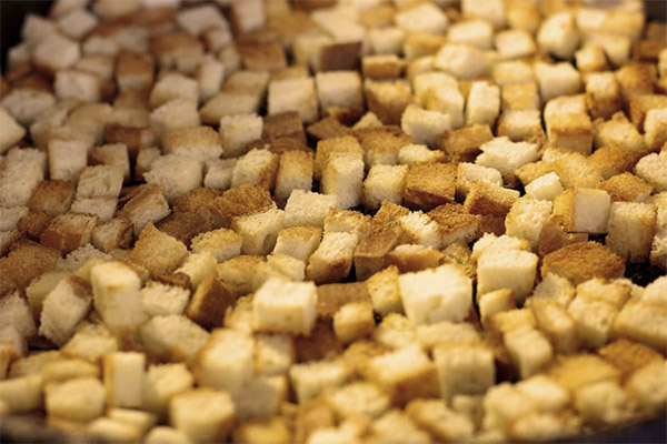 How to cook croutons in the home