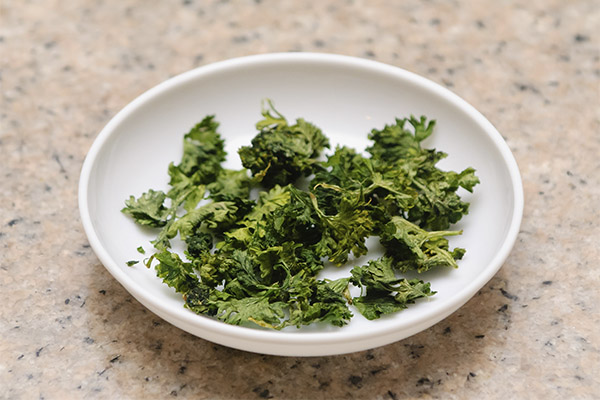 How to check the readiness of dried parsley