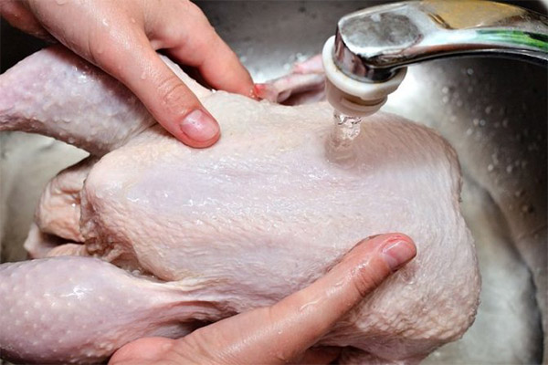 シンクで流水で鶏肉を解凍する方法