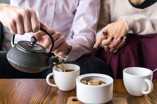 Hvor hurtigt efter et måltid er det sikkert at drikke te eller kaffe?