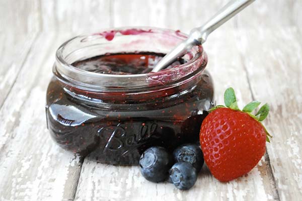 Blueberry jam with strawberries