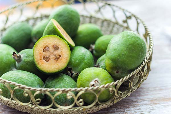 What is feijoa and how to eat it
