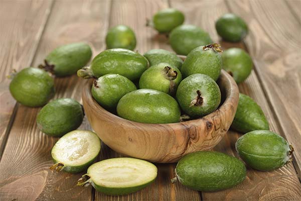 How to eat feijoa properly