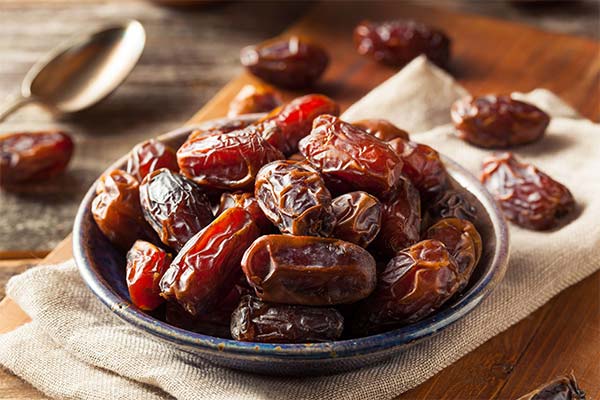 What is the right way to eat dates