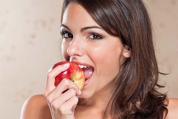 Hvordan man introducerer æbler i en ammende mors kost