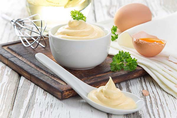 Hvordan man indfører mayonnaise i en ammende mors kost
