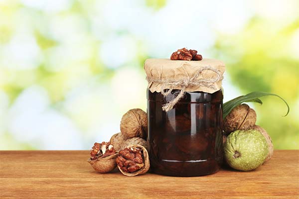 How to cook jam from walnuts
