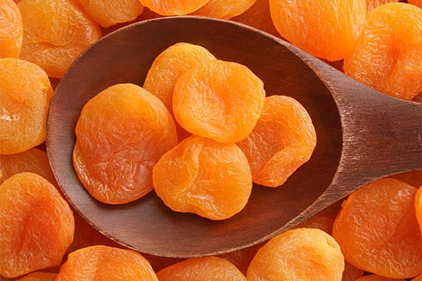 What are the dangers of dried apricots during lactation?