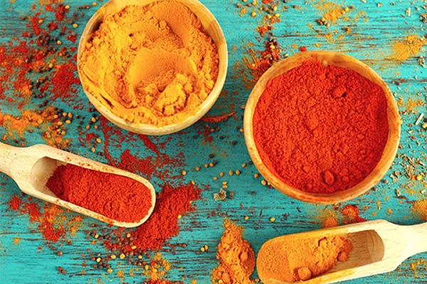 What is the difference between curry and turmeric