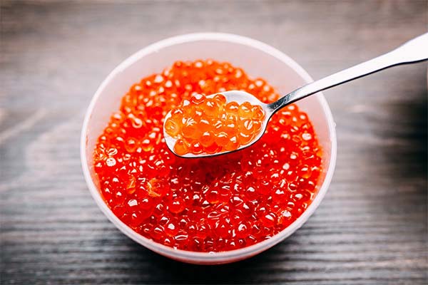 Wie man roten Kaviar isst