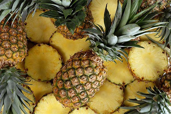 Hvorfor svier ananas på tungen og læberne?