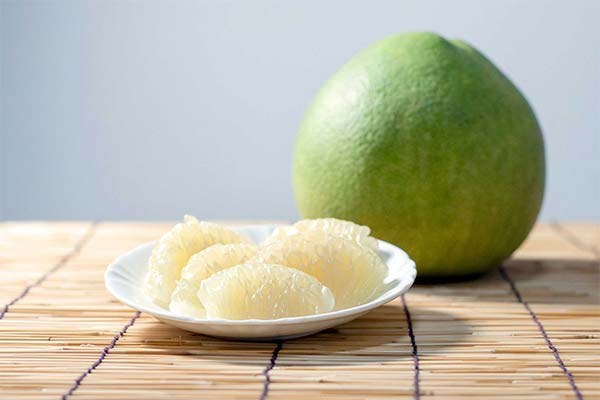 How to eat a pomelo.