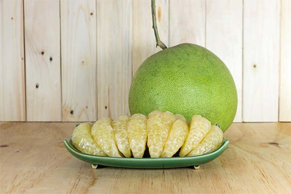 How to eat and peel the pomelo fruit correctly